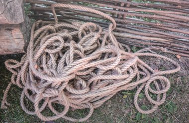 Kalın bir ip köy kulübe çit atılır. Kırsal çevre, rustik hayat. Gün batımı batan güneşin ışınları ışık, akşam.