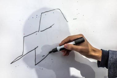 Bir marker ile erkek el çizgiler çizer