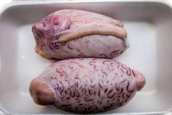 Boğa testisi beyaz bir plastik tepsi