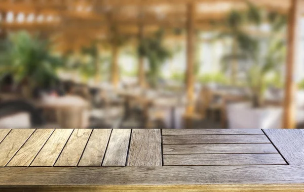 Ahşap masa üzerinde en iyi kafe arka plan bulanıklık 