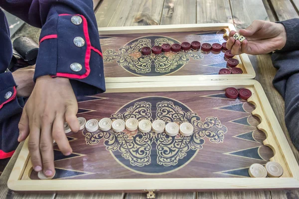 Başka bir adam bir ba bir havuz hareket ederken, zar bırakarak adamın eli