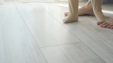 Küçük bebek yürümeyi öğrenir. Bebek anne yardımı ile ilk adımlar.