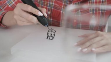 Sanatçı stüdyosunda çizim. Kadının el 3d kalem çizer