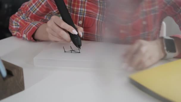 Diseñadora femenina dibuja en el estudio usando un bolígrafo 3d . — Vídeos de Stock