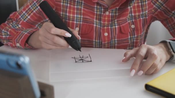 Artiste féminine au travail. Design et art. Outils pour dessin 3D. Mains en l'air . — Video