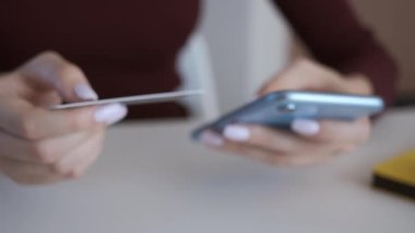 İnternetten alışveriş yapan genç bir kadın.