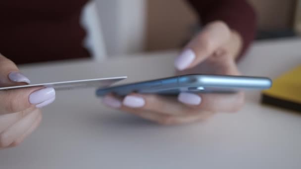 Online-Banking mit dem Smartphone. Lebensstil. — Stockvideo