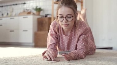 Genç kadın online alışveriş. Evde dijital tablet bilgisayar kullanan kız
