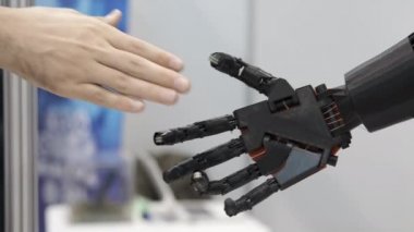 Adam bir robot ile iletişim kurar.