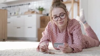Genç kadın online alışveriş. Evde dijital tablet bilgisayar kullanan kız