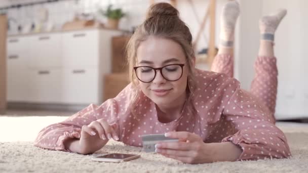 Online-Banking mit dem Smartphone. Lebensstil. — Stockvideo