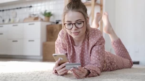 Lebensstil. hübsches Mädchen mit Smartphone und Bankkarte online einkaufen — Stockvideo