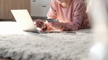 Mutlu kız online mağazada bir satın alma yapmak için banka kartı numarası girer.