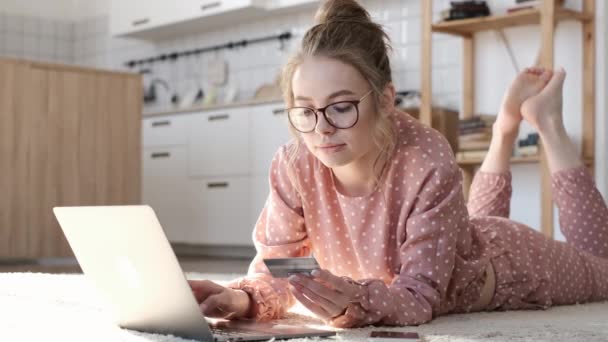 Gemakkelijk betalen met behulp van digitale gadget. Meisje met behulp van laptop thuis. — Stockvideo