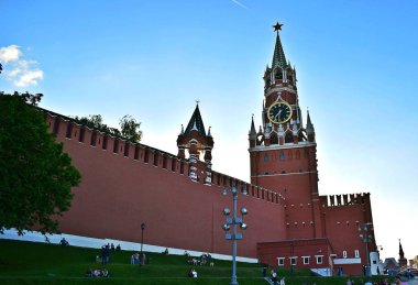 İşçinin kule kırmızı kare üzerinde