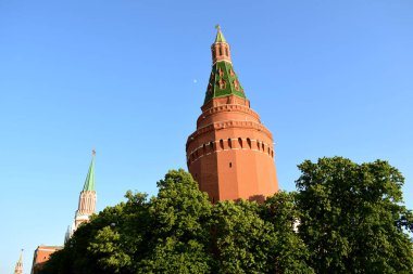 Kremlin Kulesi ve mavi gökyüzü