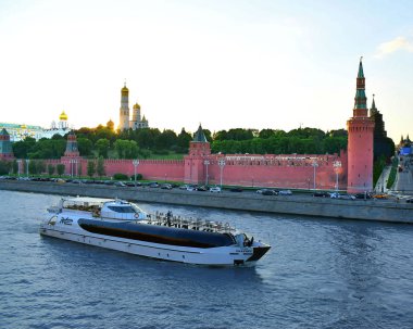 gemi yelken Nehri üzerinde