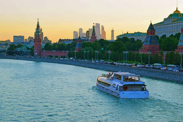 gemi yelken Nehri üzerinde