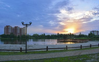 Göl kenarında ev. Gün batımında güzel gökyüzü