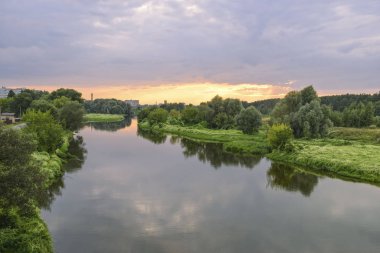 Nehirde gün batımı
