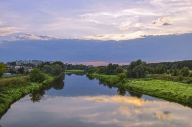 Nehirde gün batımı