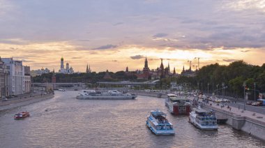 gemi yelken Nehri üzerinde