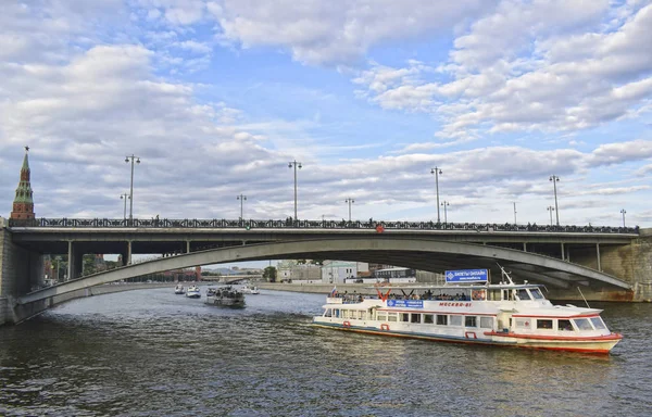 Fartyget Seglar Floden — Stockfoto