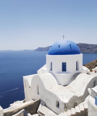 Santorini kilise mavi kubbesi görünümünü