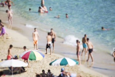 İnsanlar sahilde - bulanık görüntü