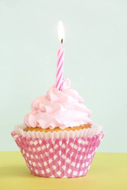 Yanan mum ile Doğum günü kek
