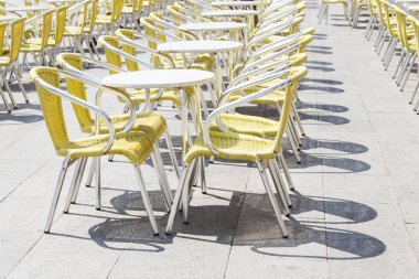 Cafe sandalye ve masa Venedik'te San Marco Meydanı'nda