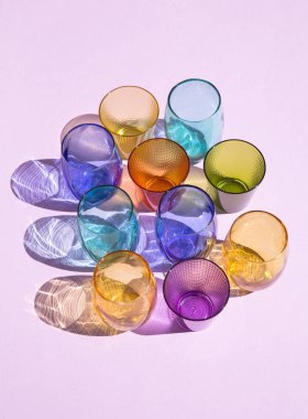 Parlak güneş ışığı üzerinde renkli gözlük