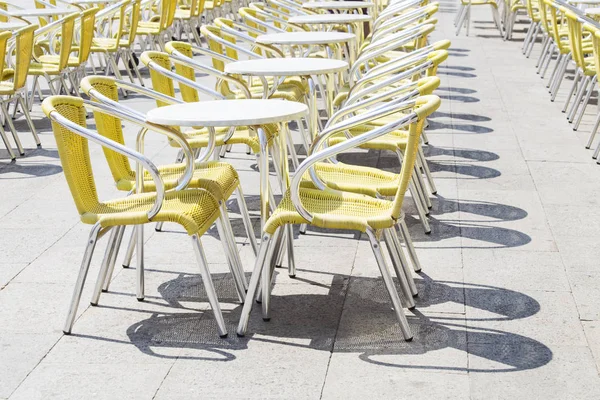 Cafe sandalye ve masa Venedik'te San Marco Meydanı'nda