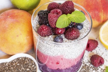 Taze meyve ile Chia ve meyve güler yüzlü