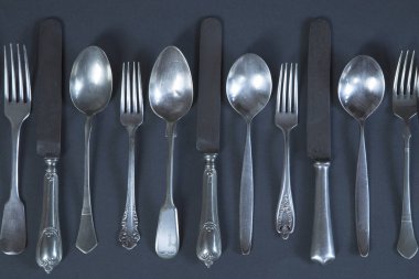 Gri arka plan üzerinde Vintage çatal bıçak takımı