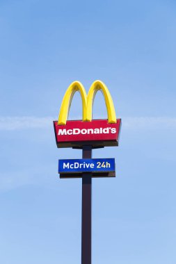 Balgrade, Sırbistan - 31 Mayıs 2018. Fast - food restoran önünde McDonald's logosu