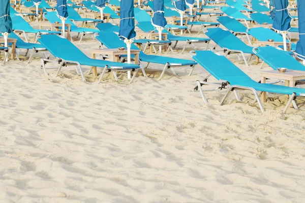 Spiaggia Con Sdraio Blu — Foto Stock