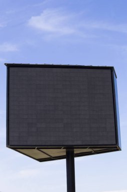 Mavi gökyüzü üzerinde siyah boş billboard