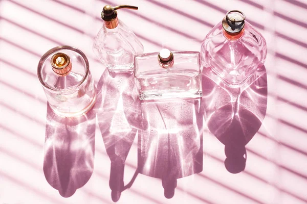 Butelek Perfum Jasne Światło Cieni — Zdjęcie stockowe