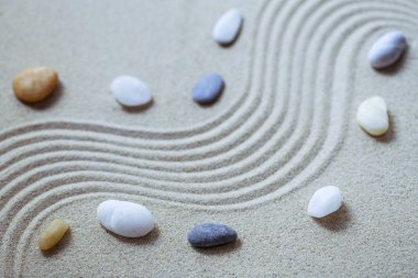 Zen bahçesi kum desen ve taşlar