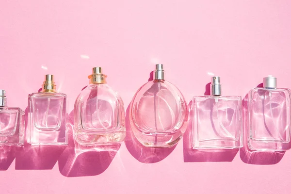 Frascos Perfume Sobre Fondo Rosa Con Las Sombras —  Fotos de Stock