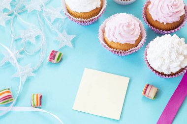 Doğum günü kek ve şekerler arka plan