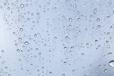 Pencereye yağmur damlaları düşer