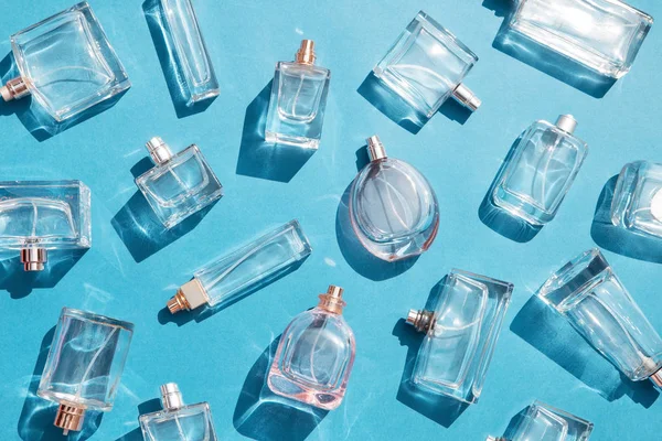 Butelki Perfum Niebieskim Tle — Zdjęcie stockowe