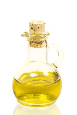 Beyaz arka planda izole edilmiş bir şişe zeytin yağı.