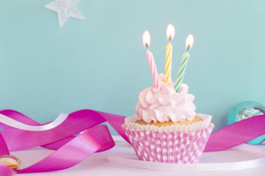 Yanan mumlar ile Birthdaw cupcake