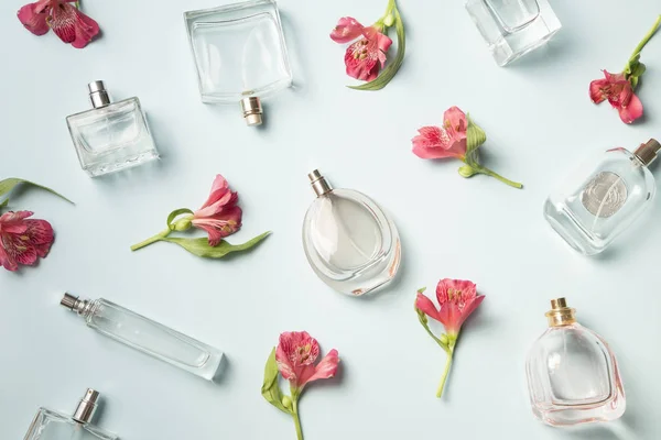 Парфумерні Пляшки Фон Дикими Орхідеями — стокове фото