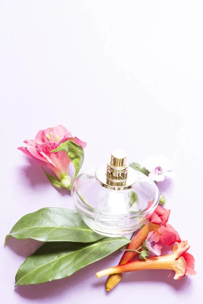 Parfüm Şişesi Çiçeklerle Güzellik Aranjmanlar — Stok fotoğraf