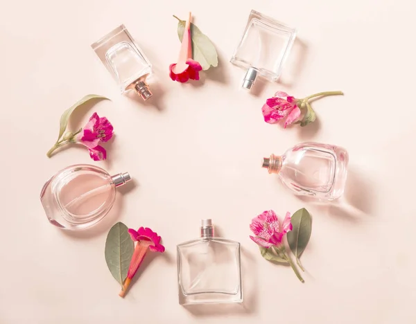 Güzellik Müdürlüğünce Parfüm Şişeleri Çiçeklerle — Stok fotoğraf