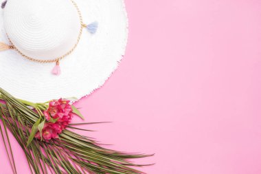 Vahşi orkide Şubesi ile beyaz şapka